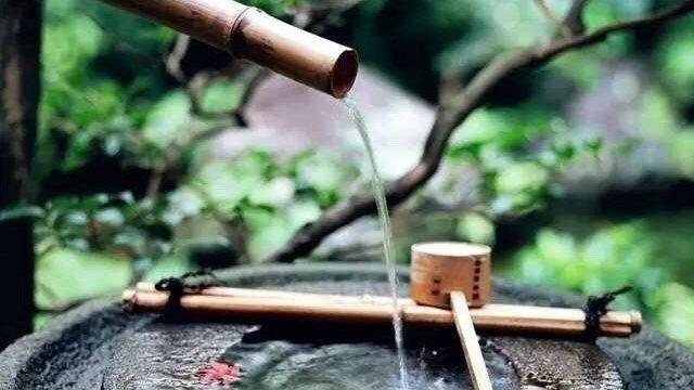 为人处事靠自己，背后评说由他人。