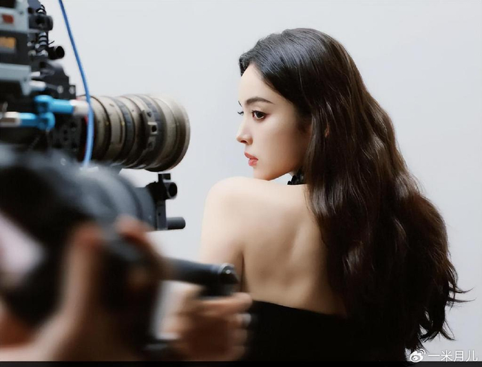 春日写真照流出娜扎条纹长裙摩登时尚女王范十足