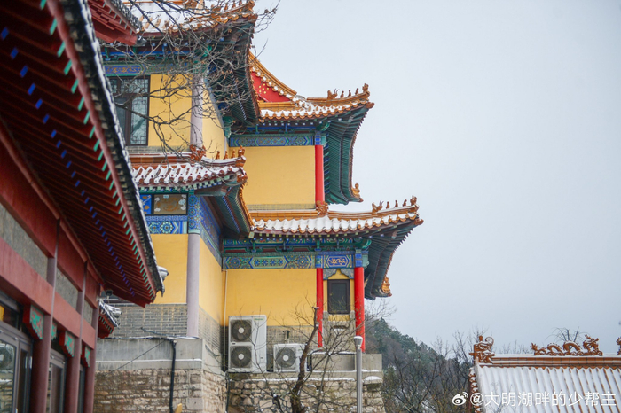 雪中的千佛山静谧而神秘再现老舍笔下济南的冬天美景