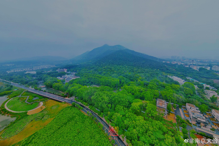 巢湖之畔有汤山,初夏的早晨掩映在烟雨蒙蒙之中