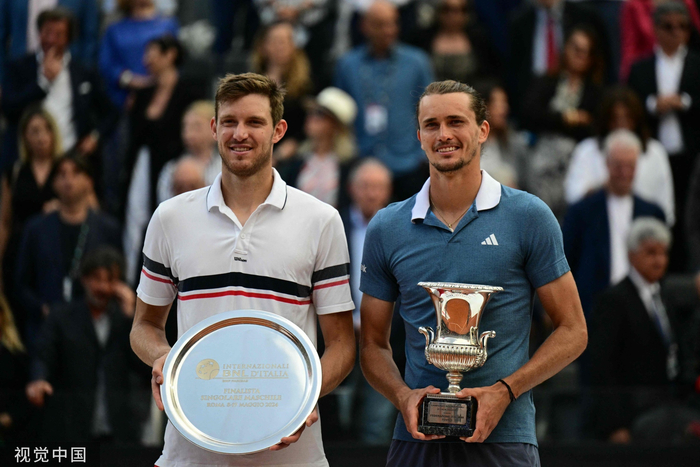 罗马大师赛兹维列夫捧杯图