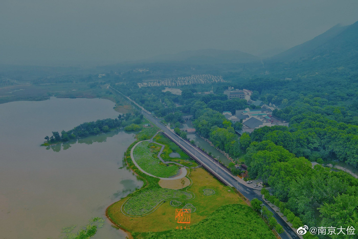 巢湖之畔有汤山,初夏的早晨掩映在烟雨蒙蒙之中
