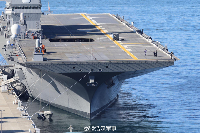 日本吴军港的"加贺"号准航母