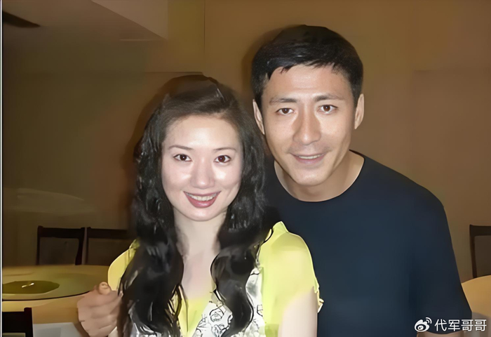57岁张子健近况曝光!和患癌前妻离婚娶清华才女,如今一家四口很幸福|林依晨|李婷|女儿_新浪娱乐_新浪新闻
