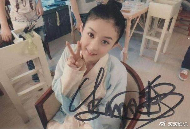 戚薇戚薇的签名,可以说是娱乐圈最简单的签名了,"7v"