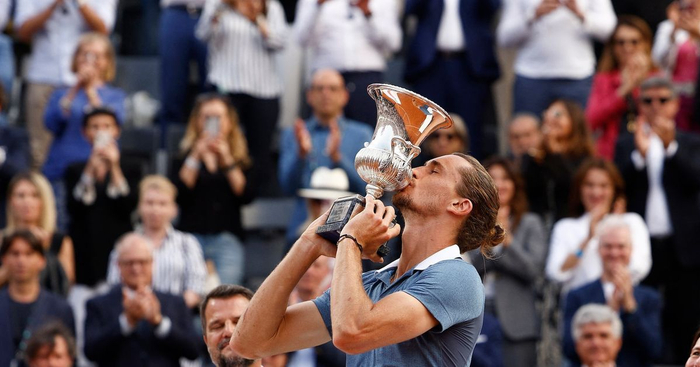 罗马大师赛兹维列夫捧杯图