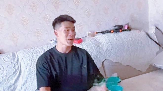 女生带比自己小16岁的男友回家，被亲戚围观很尴尬，网友说般配