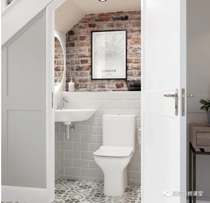 半截墙瓷砖与斑驳的工业风效果搭配,楼梯下小的马桶间也可以满足功能