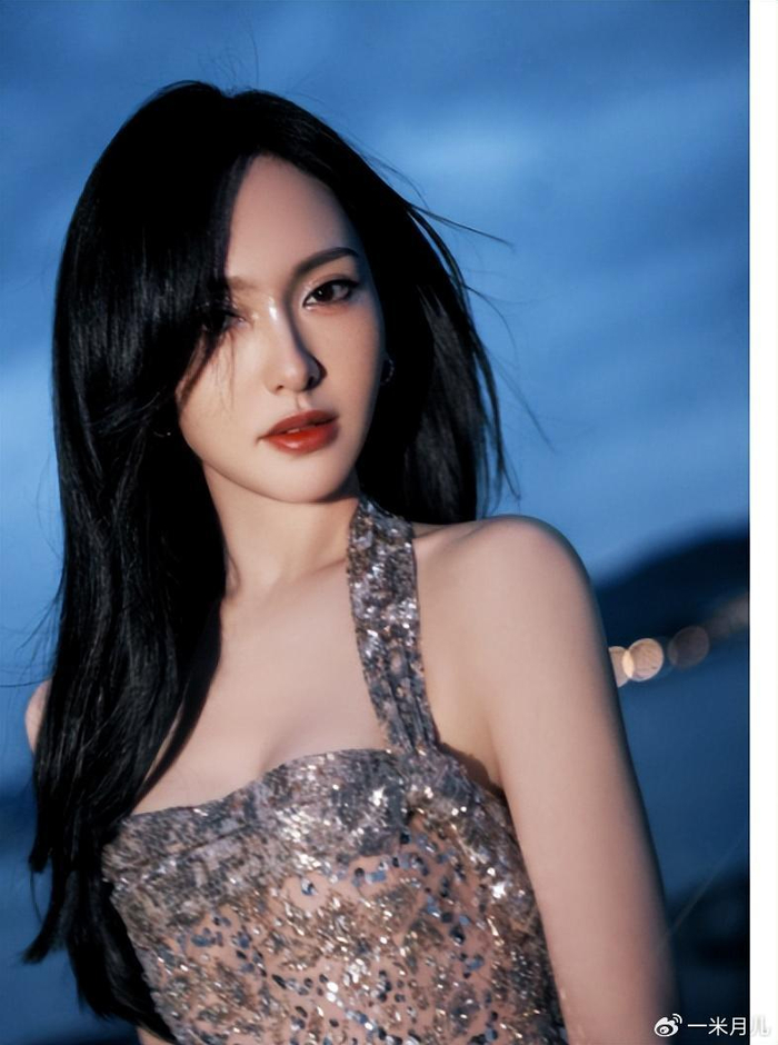 唐嫣亮片长裙造型出镜, 高级氛围感十足,女神范十足!
