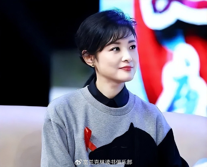 55岁周涛晒工作,主持春晚17年,离开央视7年后,如今竟过成这样