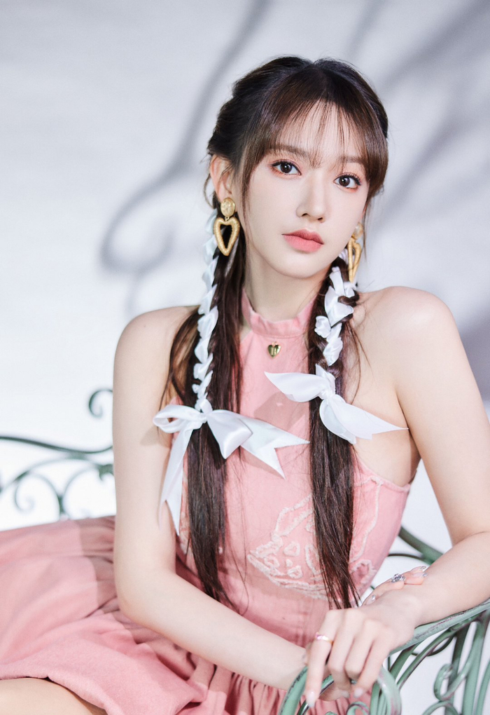 程潇「雅诗兰黛」活动妆造两小辫子太美了