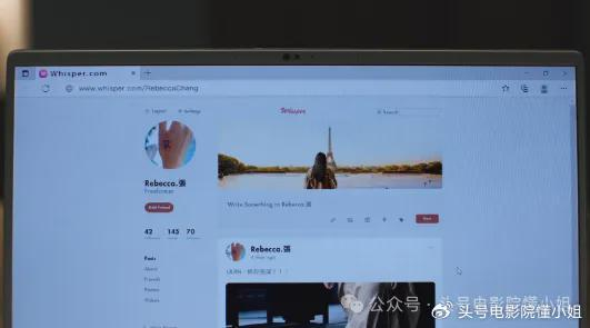 虽然都是人到中年,简庆芬相夫教子,张怡静却未婚未育,纹身自在,还有着