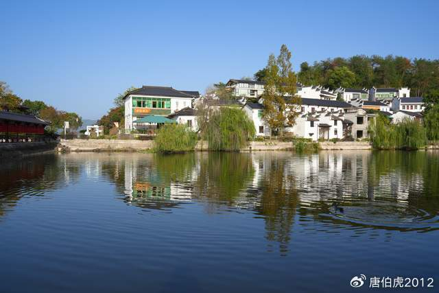 建德三都渔村,又称三都九姓渔村,宛如一幅江南山水画卷,让往来的游客
