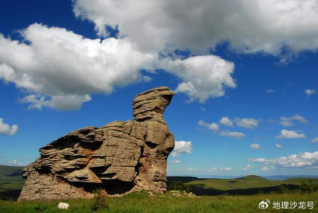 位于内蒙古赤峰市的阿斯哈图石林,是世界上极为罕见的"冰石林"