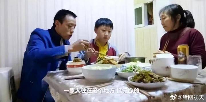 刘荣庆七一杂咏九首:一个棒棒军及其儿子14年前后同框