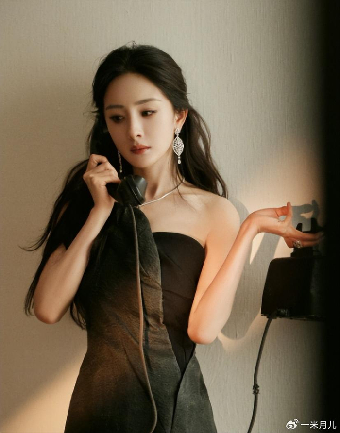 黑色吊带裙出镜杨幂身材性感妩媚女王范十足