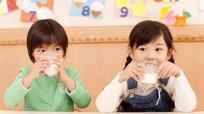 喝牛奶的孩子，与吃钙片的孩子，多年后的差距不是一般的大