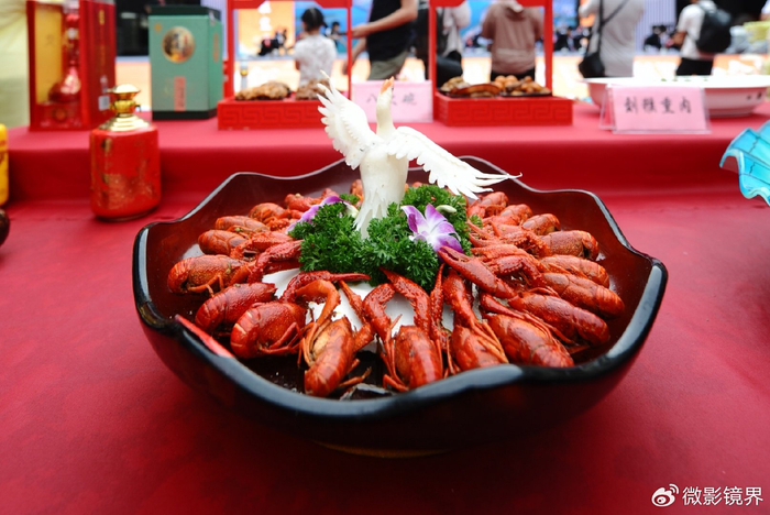20道大虾扮靓"56119中国旅游日"襄阳分会场暨楚都美食节活动现场