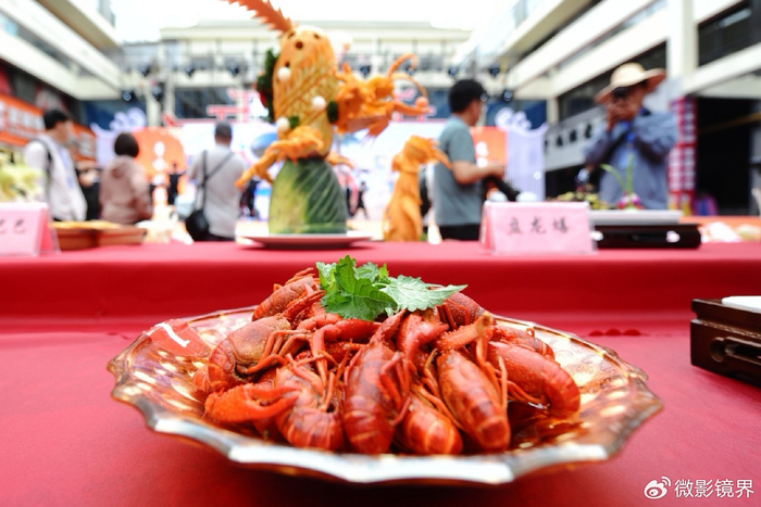 20道大虾扮靓"56119中国旅游日"襄阳分会场暨楚都美食节活动现场