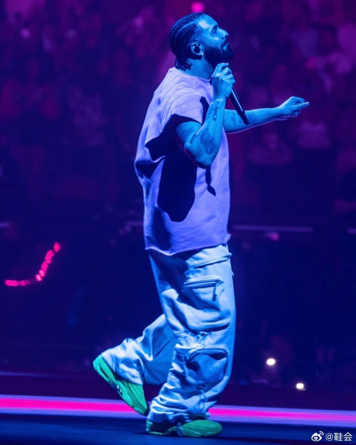 近日的演唱会上drake上脚了此前还未曝光过的nocta__财经头条
