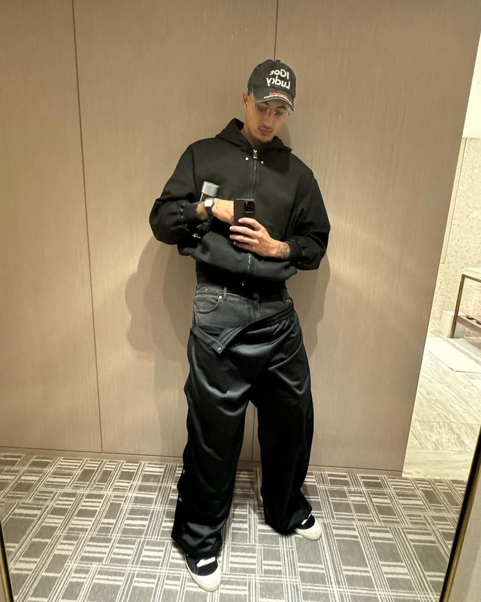 库兹马更新生活照 图8怎么显得腿那么短呢