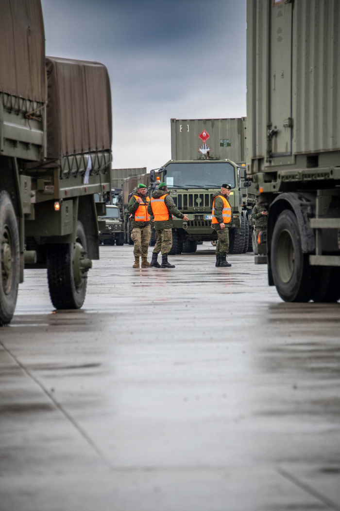 北约高度戒备部队正在进行 〃辉煌跳跃 〃演习|北约|演习|部队_新浪
