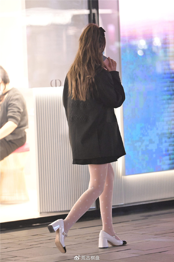 超薄的白色丝袜,上面的字母起到了点缀的效果,搭配拼接是单鞋|丝袜|单