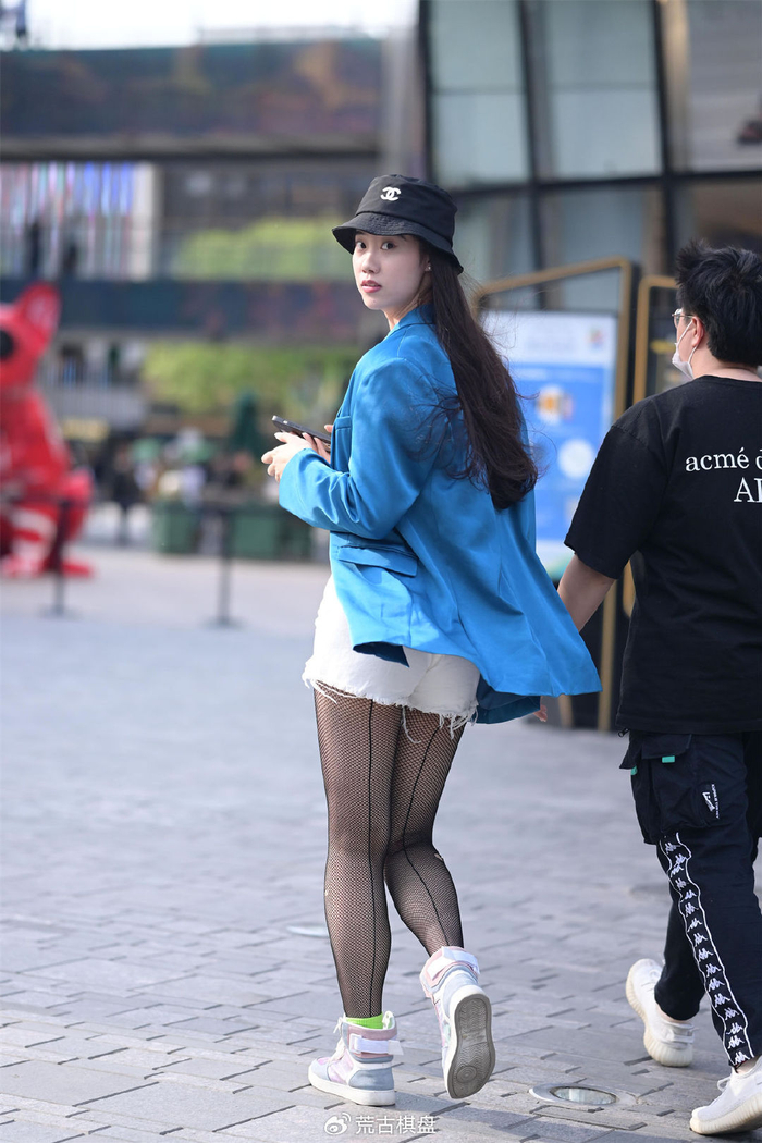 黑色网格丝袜,还有一些破洞来点缀,个性还性感,却没穿高跟鞋