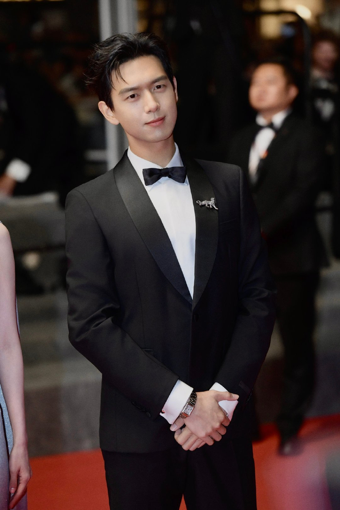 李现工作室发的西装革履的李现～戛纳红毯的神来了 真的很绅士啊!