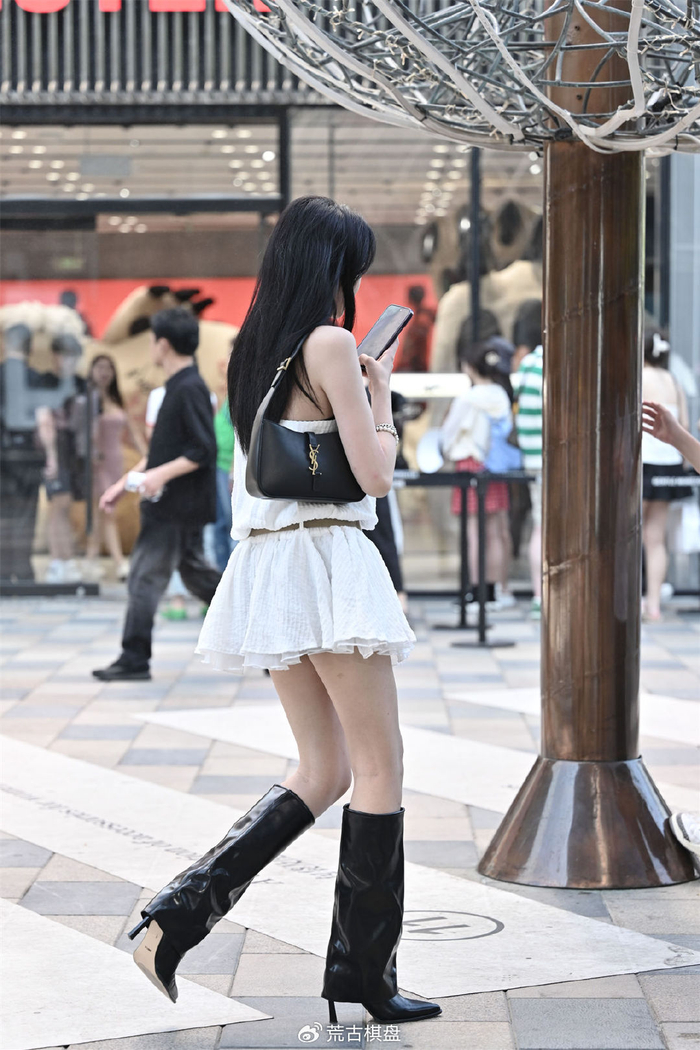 黑色漆皮长靴,尖头细跟的设计,还很特别的风格