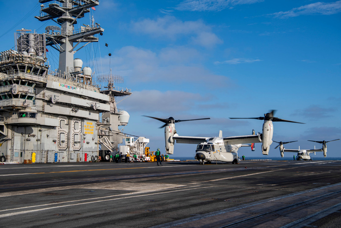 一架cmv-22b鱼鹰从航空母舰尼米兹号(cvn 68)的飞行甲板起飞