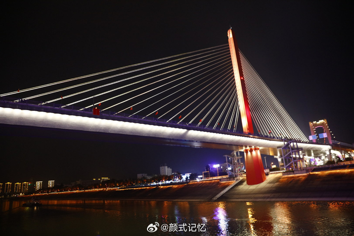 换视角,"长江大桥"江上赏一一游湖北宜昌夜船游长江三峡观光拍