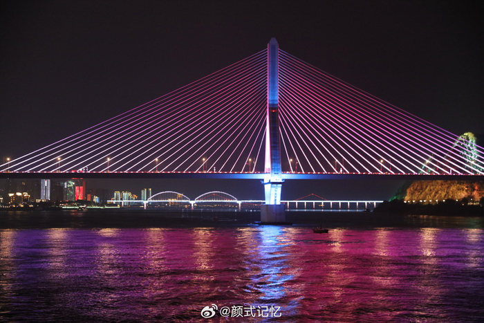 长江大桥夜缤纷一一游湖北宜昌夜船游长江三峡观光拍摄