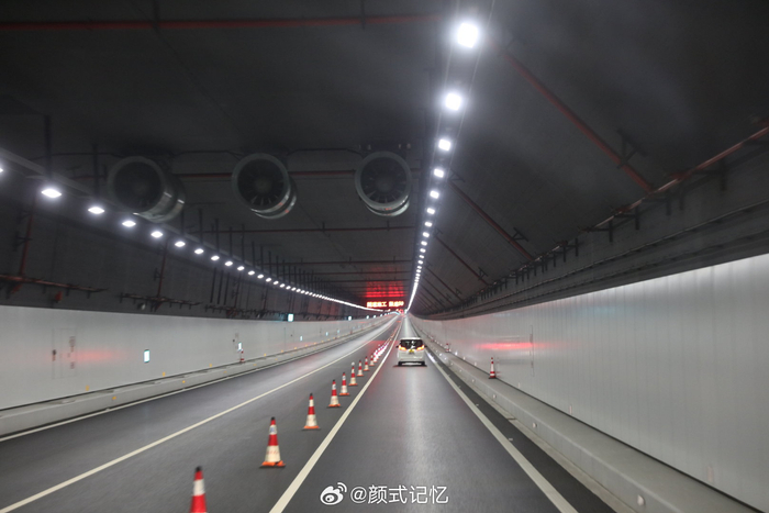 离香港经港珠澳大桥往珠海澳门方向穿越海底隧道6225米