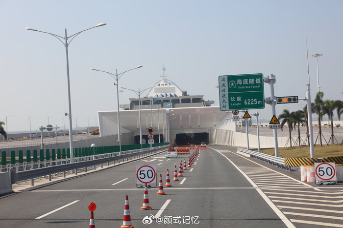 离香港经港珠澳大桥往珠海澳门方向穿越海底隧道6225米