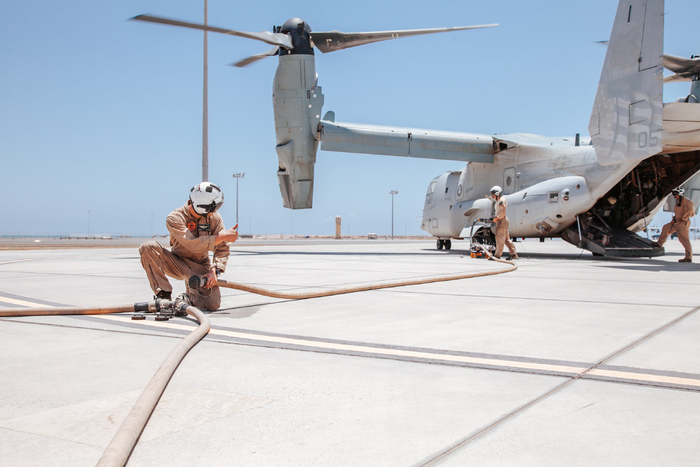 海军陆战队员驾驶 cv-22 鱼鹰为三辆运输卡车加油