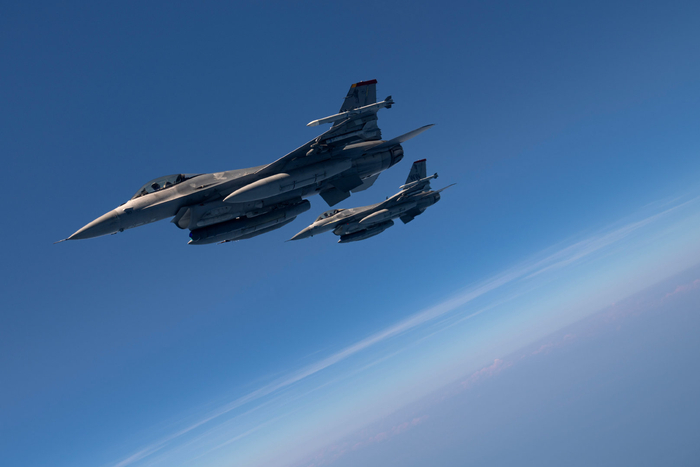 日本三泽空军基地美国空军f16猎鹰战斗机进行空中加油