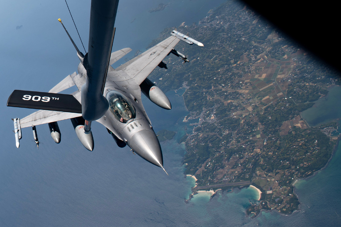 日本三泽空军基地美国空军f-16 "猎鹰 "战斗机进行空中加油