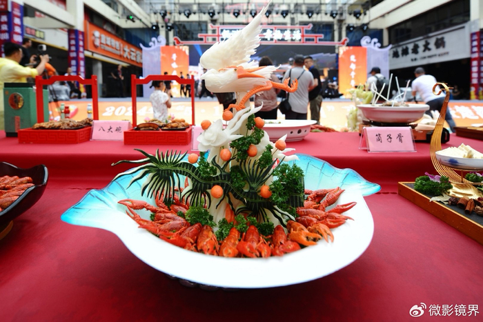 20道大虾扮靓"56119中国旅游日"襄阳分会场暨楚都美食节活动现场