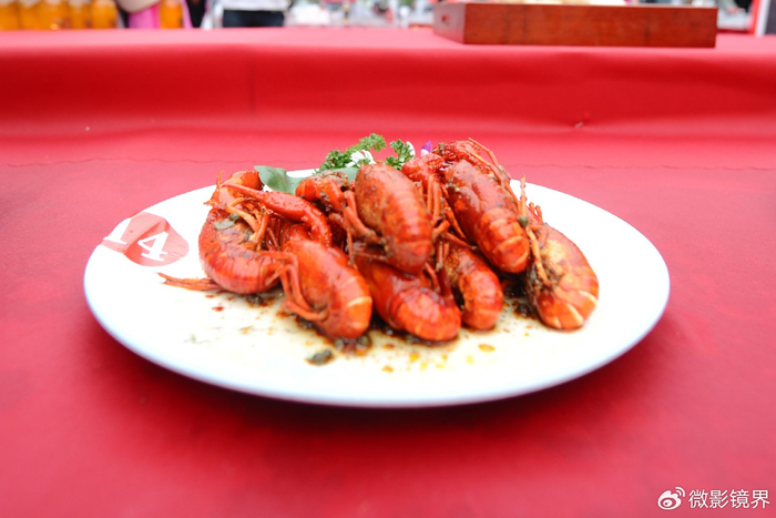 20道大虾扮靓"56119中国旅游日"襄阳分会场暨楚都美食节活动现场