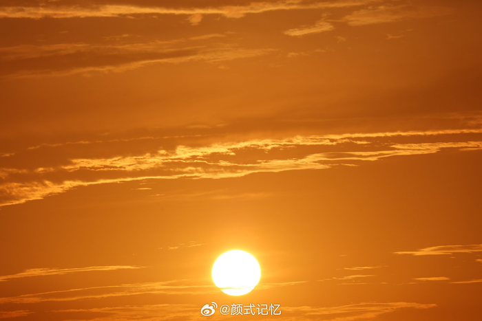 太阳出来了!一一金光普照!早起,天台迎日,欣赏,拍摄