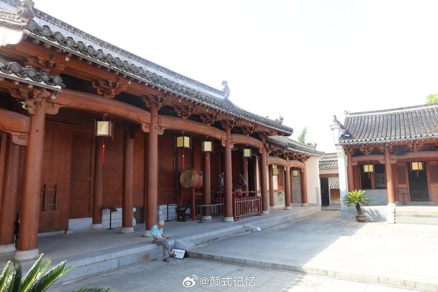 徽州府衙展现徽派建筑精髓，占地2.4公顷吸引游客参观拍摄