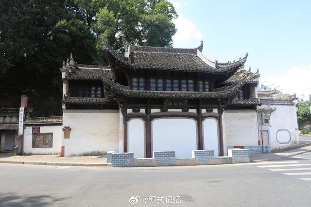 游客歙县徽州古城观光拍摄