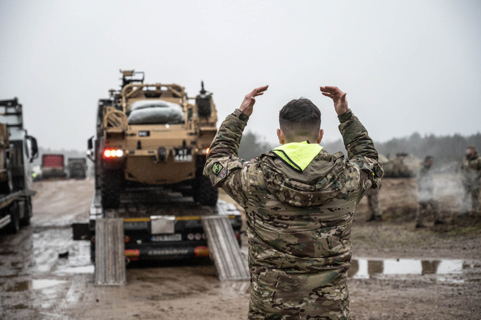北约高度戒备部队正在进行 〃辉煌跳跃 〃演习|北约|演习|部队_新浪