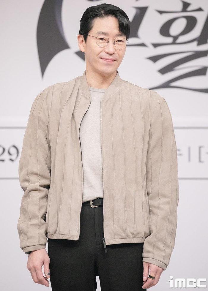 韩国知名男星,将在12月与非艺人女子结婚,网友表示,也该结婚了|严基俊