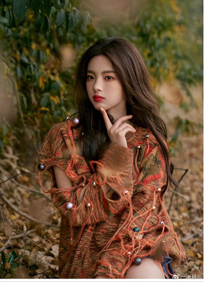 随着年龄增长,很多90后和00后艺人也成了主导的力量,其中包括杨超越