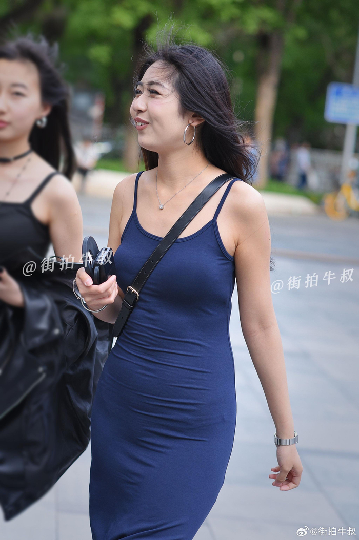 小姐姐穿着性感纯欲的吊带裙出街