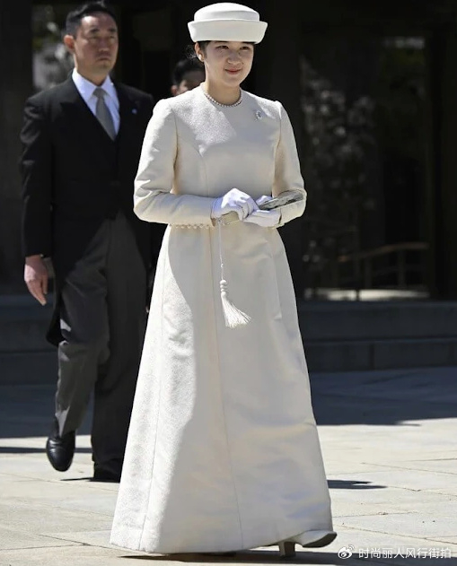 日本佳子公主穿蓝裙亮相括弧笑显得好娇羞比爱子公主漂亮太多