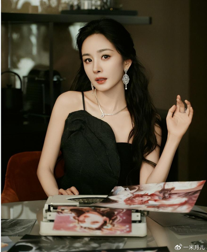 黑色吊带裙出镜,杨幂身材性感妩媚, 女王范十足!