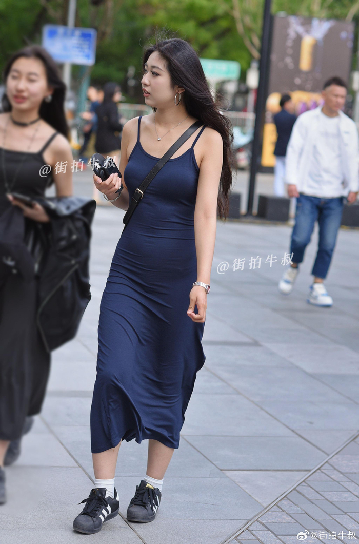 小姐姐穿着性感纯欲的吊带裙出街